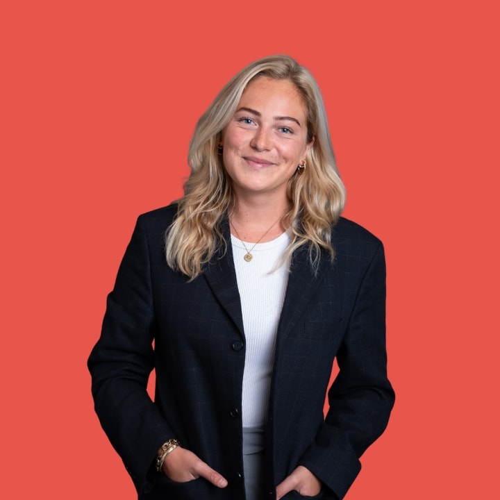 Portretfoto van Sterre Molendijk, oprichter van Starring, in blazer tegen een oranjerode achtergrond